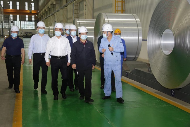 洛陽市市長徐衣顯一行到萬基12萬噸高端雙零箔鑄軋帶坯項目現(xiàn)場調研