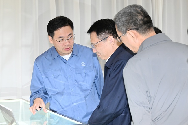 新疆建設(shè)兵團(tuán)黨委、副秘書長(zhǎng)、副團(tuán)長(zhǎng)毛知兵一行到萬基控股集團(tuán)調(diào)研